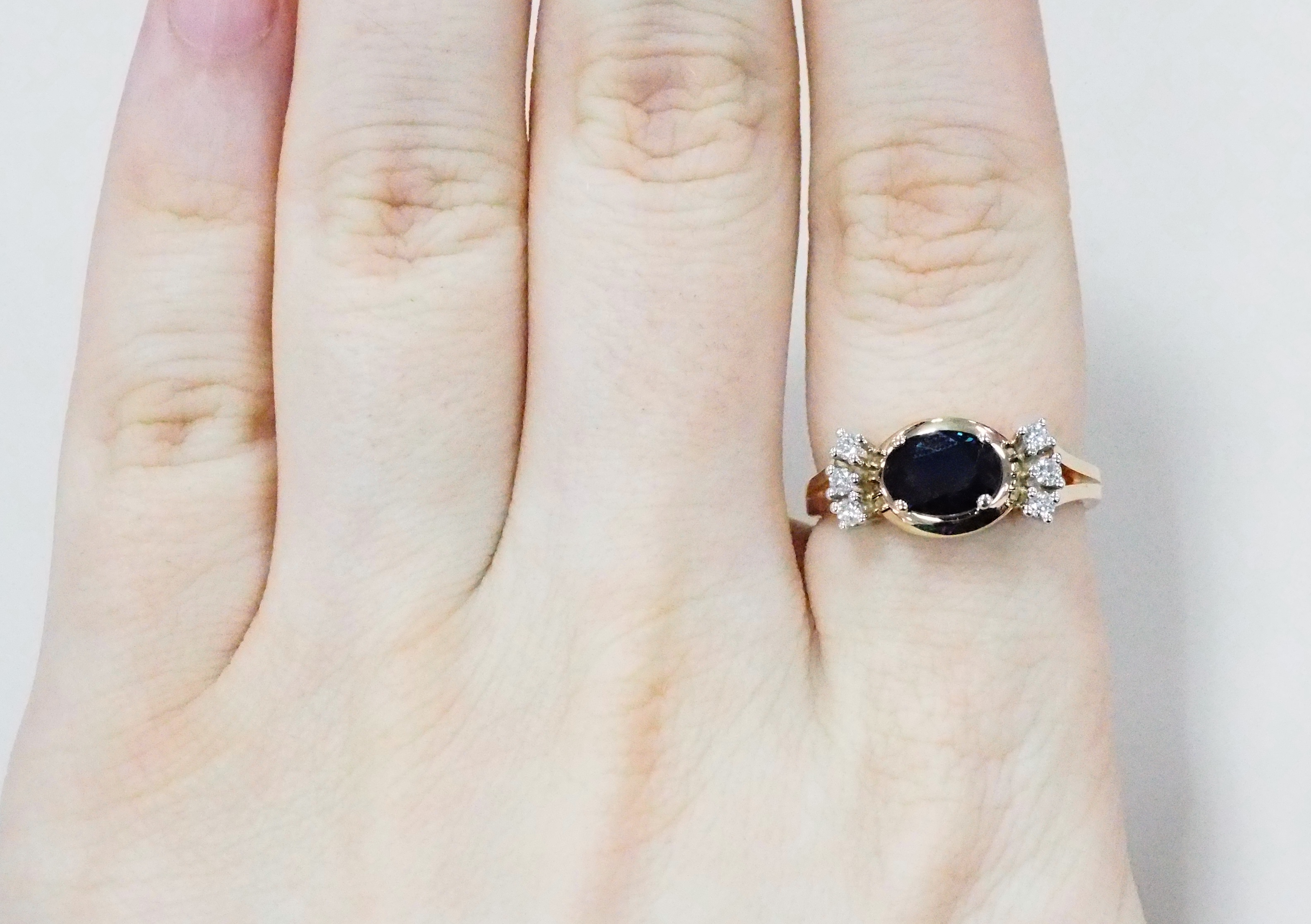 Серебряное кольцо 925 пробы; вставки 1 Агат зеленый; 12 Фианит бесцв.;